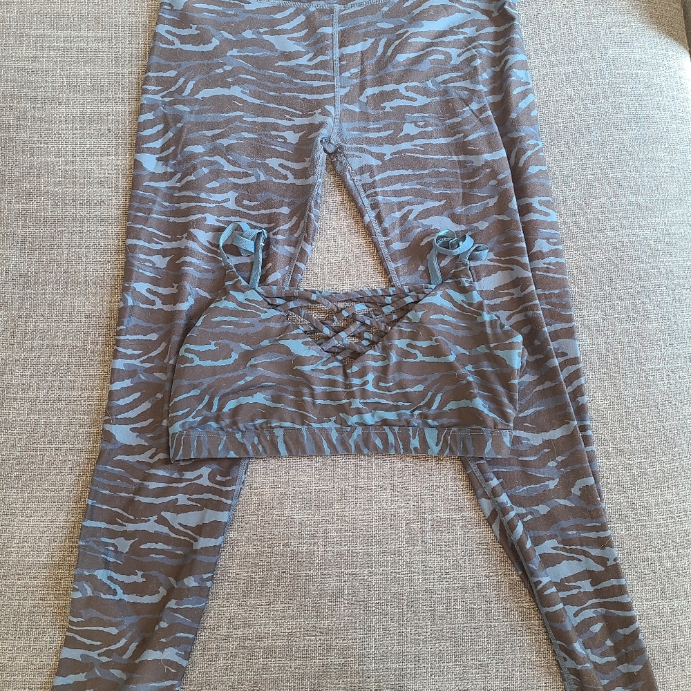 Fabletics Yoga Set - Picture 2 of 4